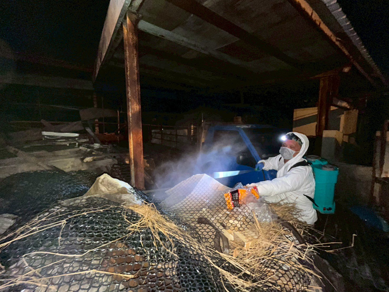 非洲豬瘟案場髒亂超預期! 市府與十軍團聯手徹夜啟動消毒前清理 第二輪人力接手 非洲豬瘟案場髒亂超預期! 市府與十軍團聯手徹夜啟動消毒前清理 第二輪人力接手