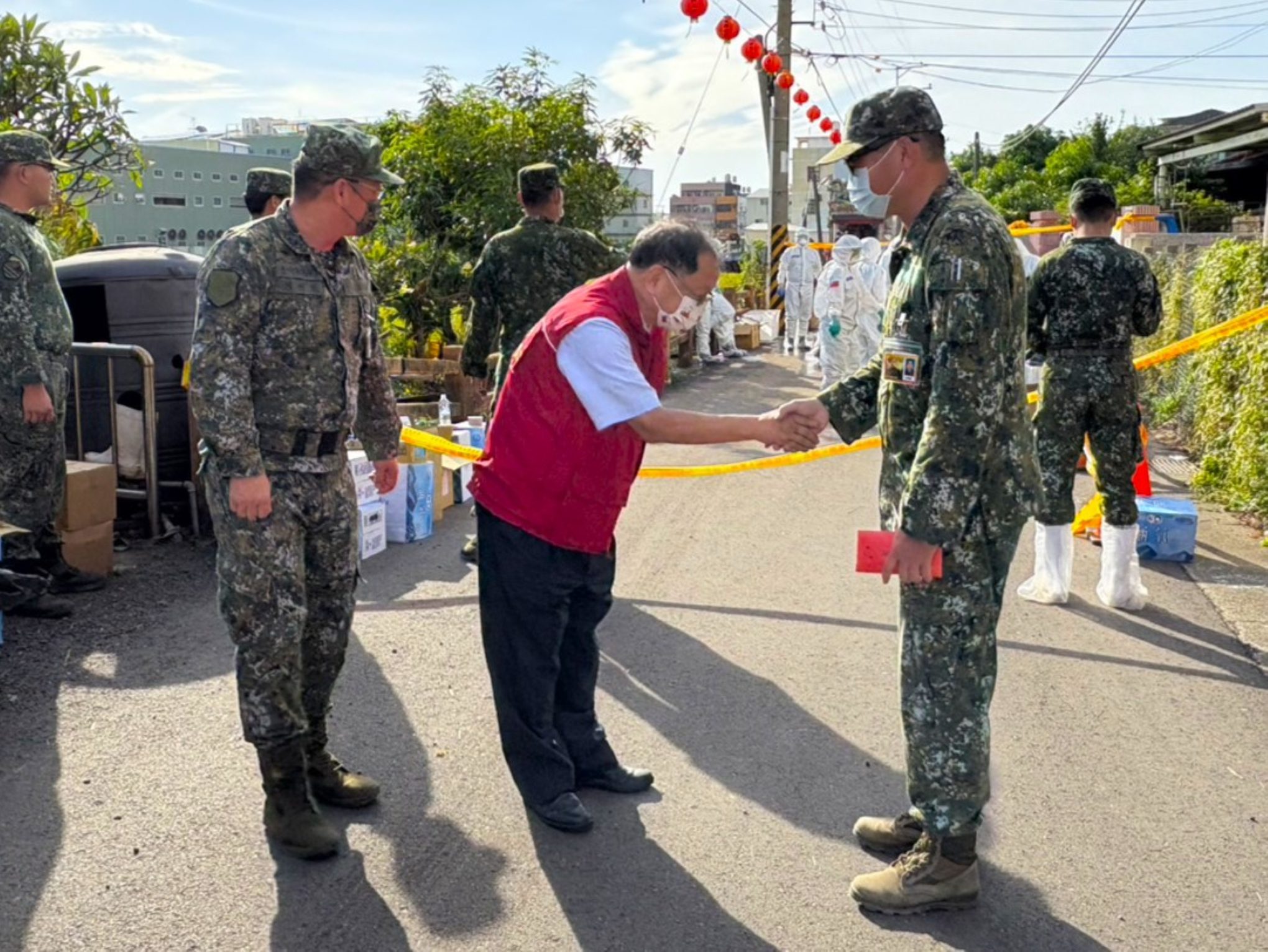 全力防堵非洲豬瘟疫情 121名國軍官兵投入梧棲清消 民政局長致贈加菜金感謝防疫辛勞 全力防堵非洲豬瘟疫情 121名國軍官兵投入梧棲清消 民政局長致贈加菜金感謝防疫辛勞
