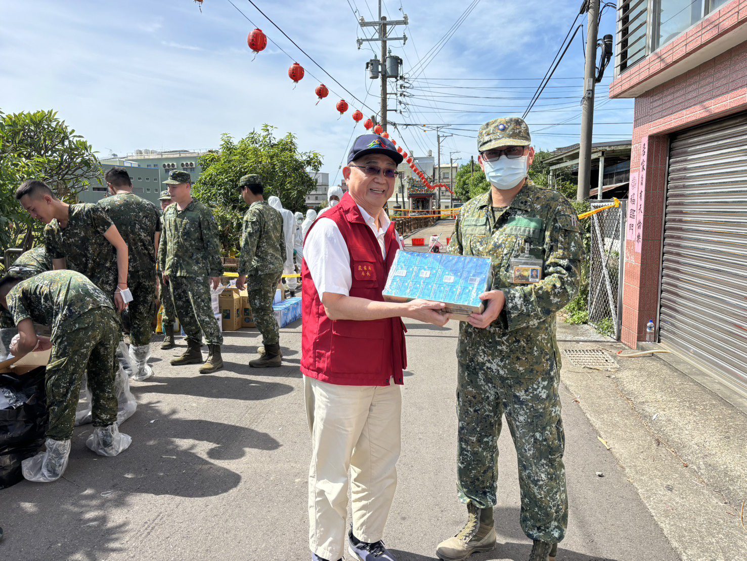 國軍漏夜進駐台中非洲豬瘟案例場支援清消工作 農業局長赴現場慰勞致謝 國軍漏夜進駐台中非洲豬瘟案例場支援清消工作 農業局長赴現場慰勞致謝