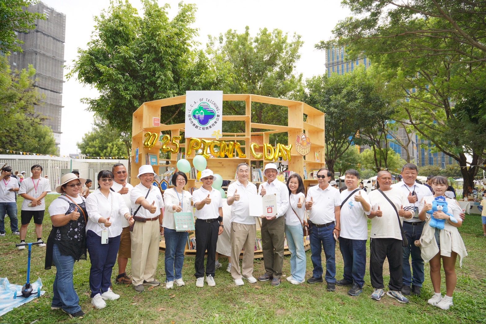 「大型漂書架」吸睛登場　中央公園野餐日共享書香自由帶回家