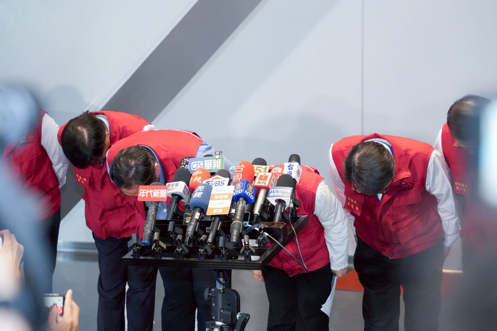 挺身面對防疫檢討聲浪 盧秀燕兩度鞠躬致歉:概括承受、引以為鑑 挺身面對防疫檢討聲浪 盧秀燕兩度鞠躬致歉:概括承受、引以為鑑