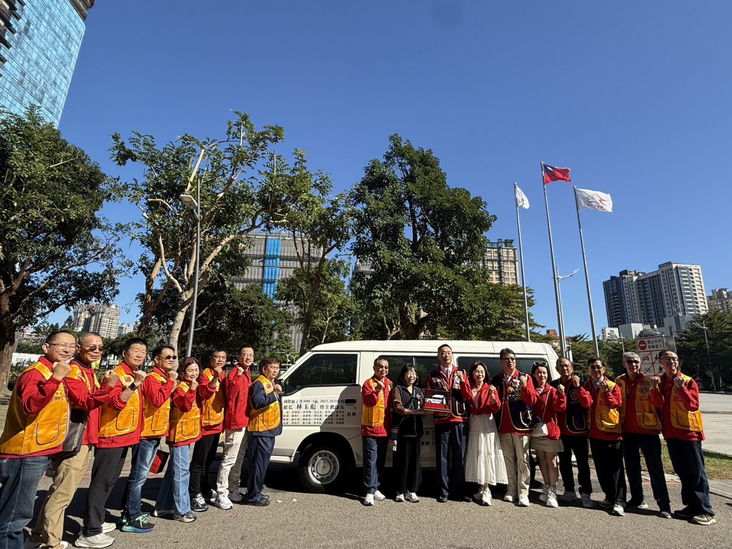 捐贈復康巴士、消防警備車　國際獅子會300C-1區溫暖台中