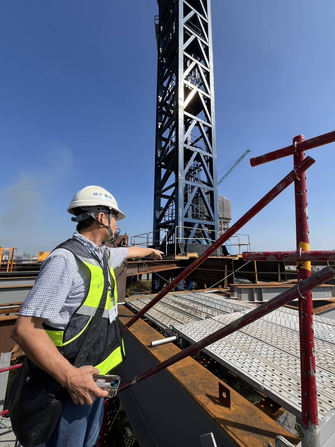 西屯私人建築工地軟管掉落　中市都發局勒令停工、加重裁罰3.6萬