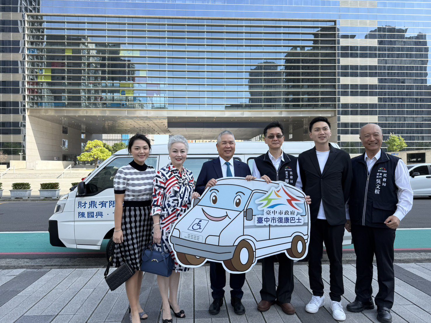 財鼎公司再添暖流　捐贈中市府第5輛復康巴士