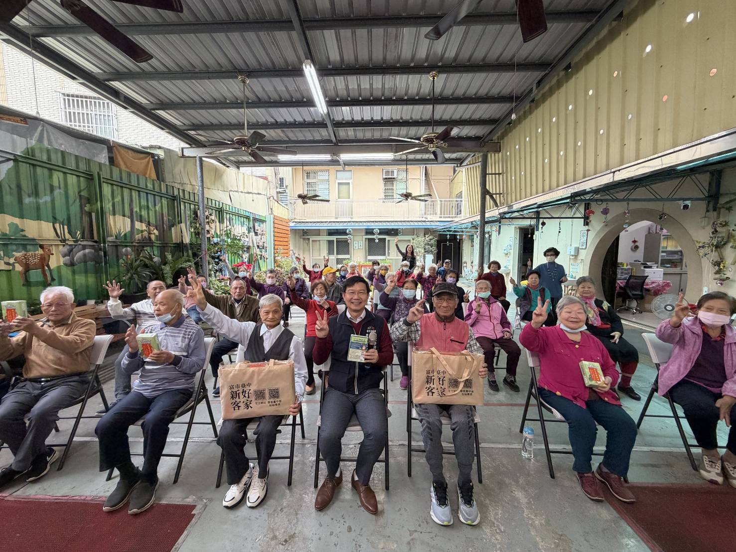中市客委會送暖伯公照護站　長輩笑開懷、客家情更濃