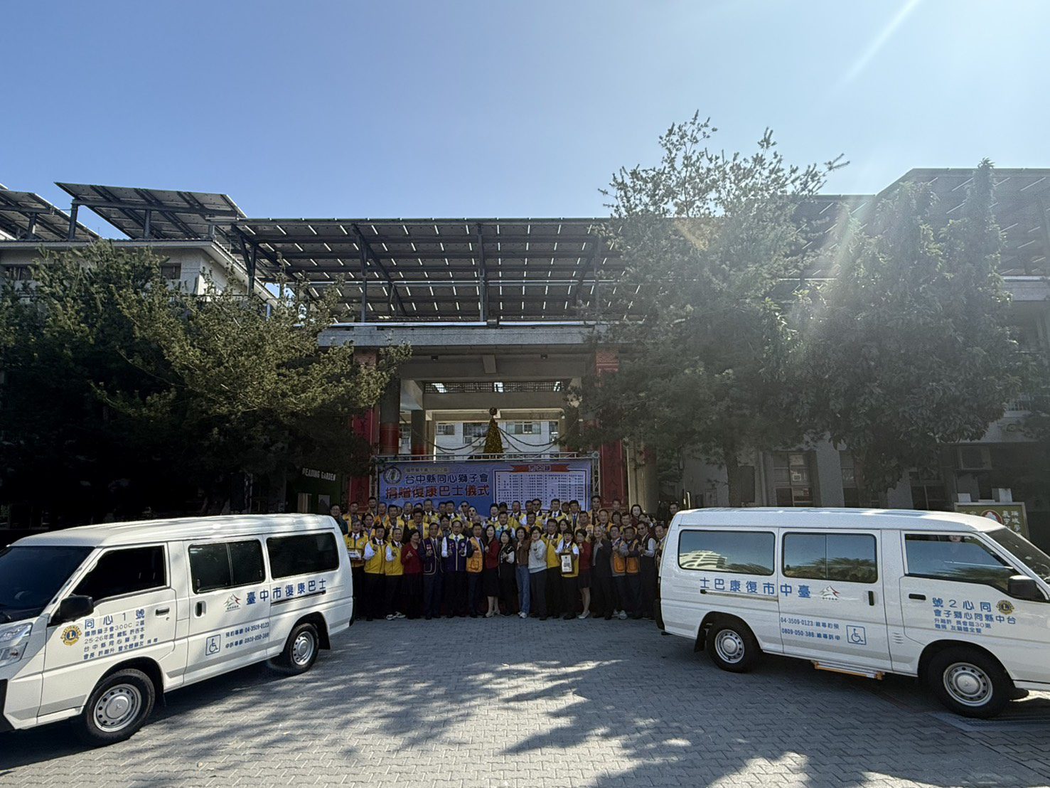 溫馨的聖誕節禮物! 台中縣同心獅子會捐贈中市府2輛復康巴士