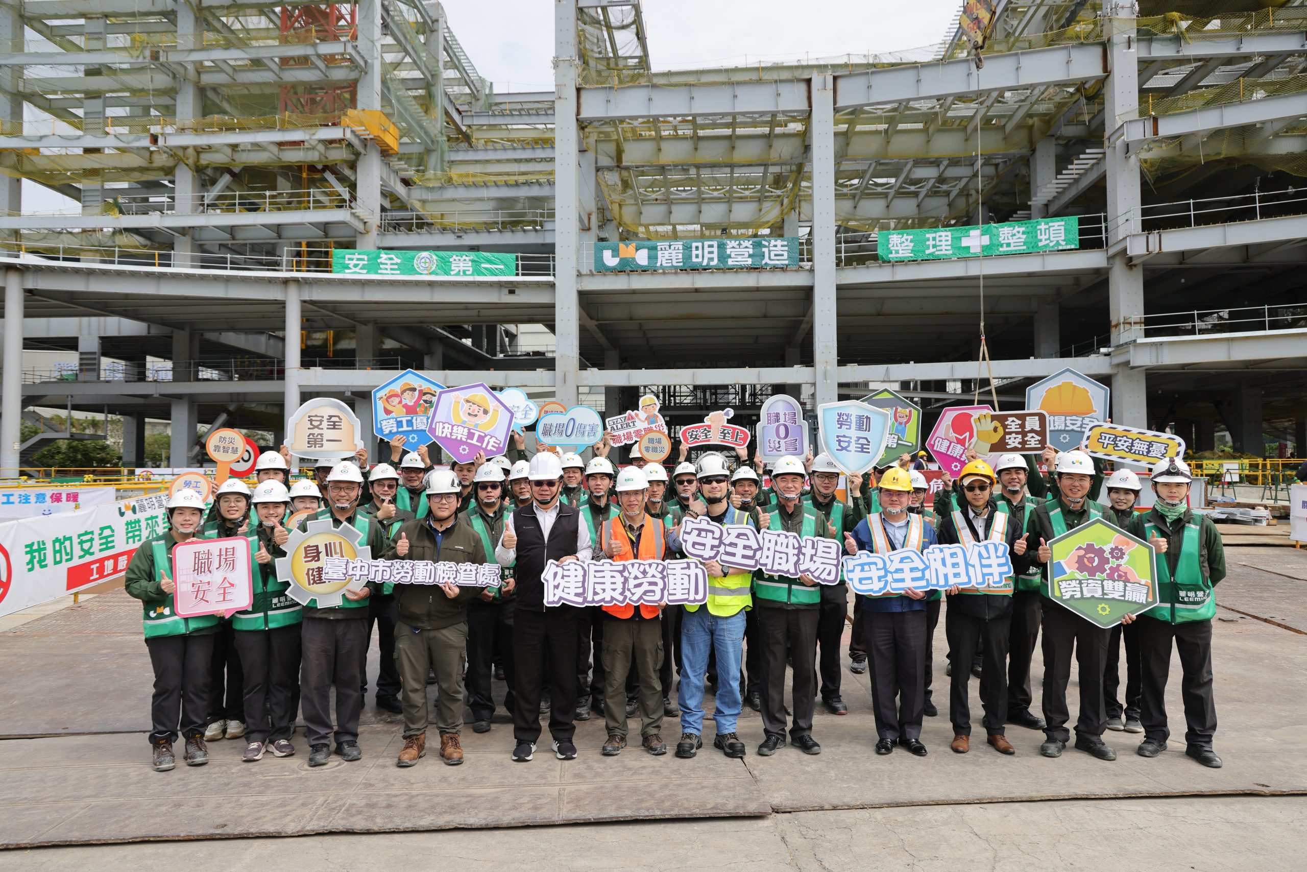 塔吊作業眉角多！　中市勞工局攜手網紅「超認真少年」宣導塔吊安全