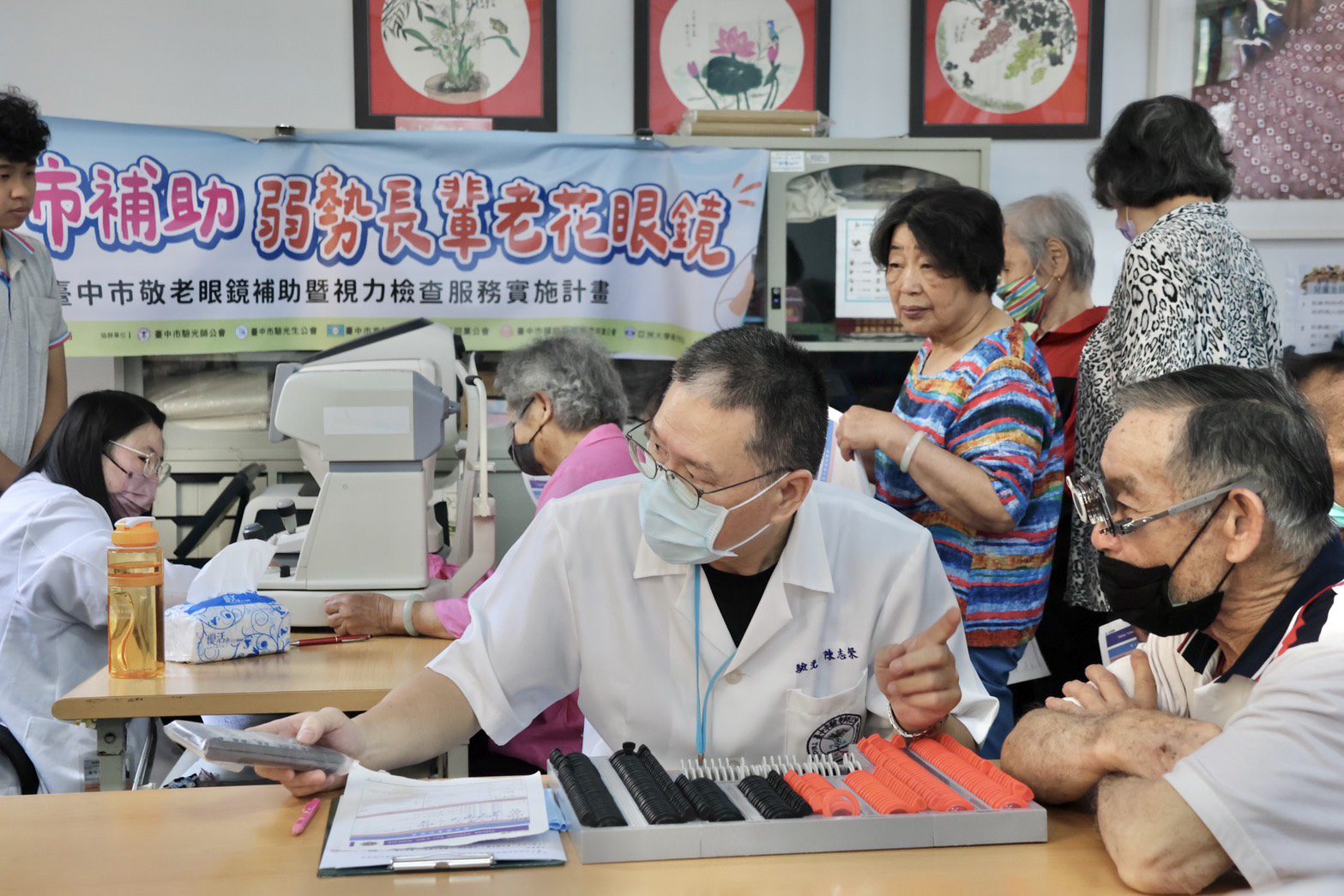 前進和平送光明　中市社會局為偏鄉長輩配老花眼鏡