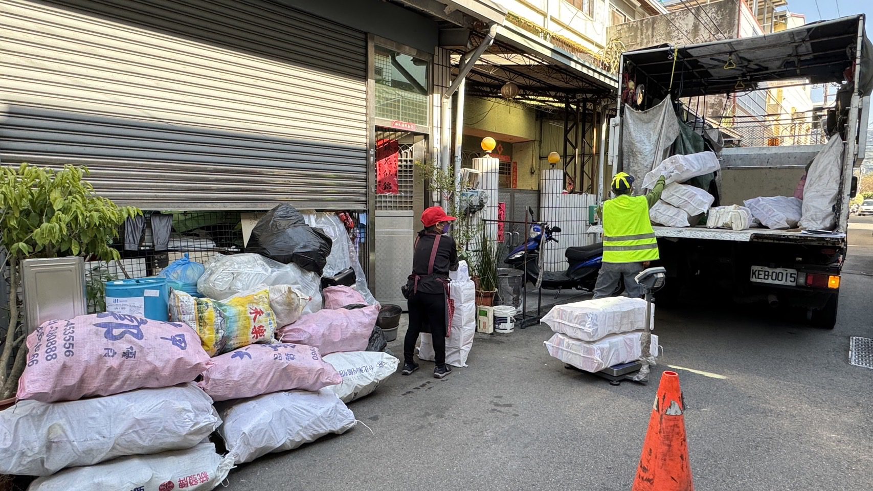 端午送暖　中市環保局贈米關懷資收個體戶
