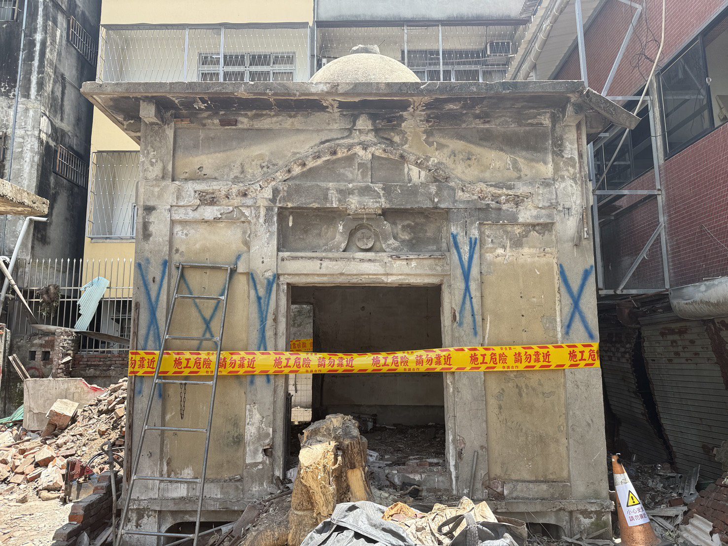 中區自由路民宅環境清理發現疑似文資建物 中市文化局啟動暫定古蹟程序、圍設保護範圍