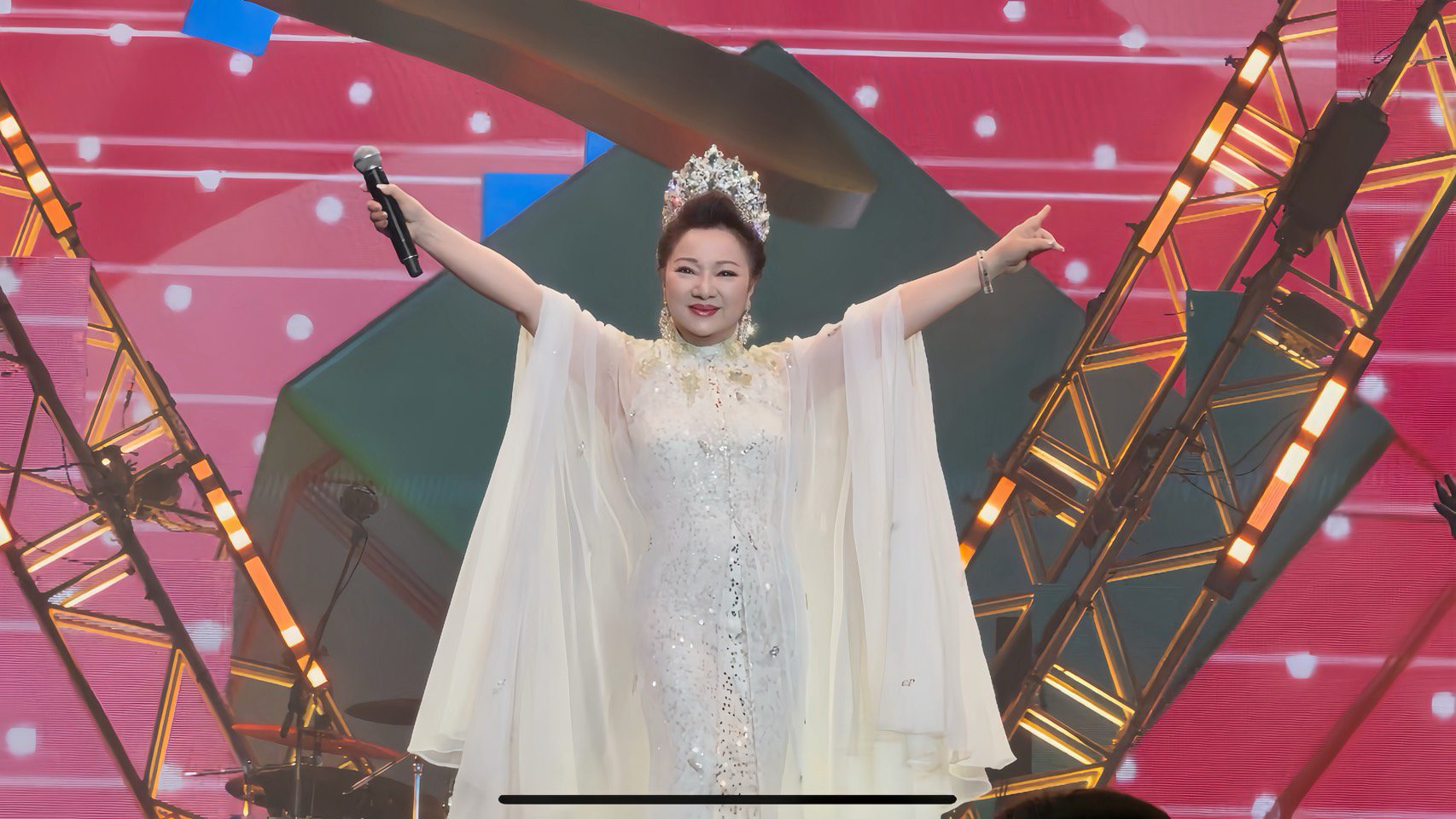 白冰冰吉隆坡開唱 揪「董座貴婦團」應援 哽咽：你們是我一輩子的朋友