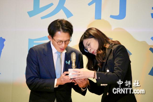 小巧思！鄭麗文穿平底鞋和黃國昌同高