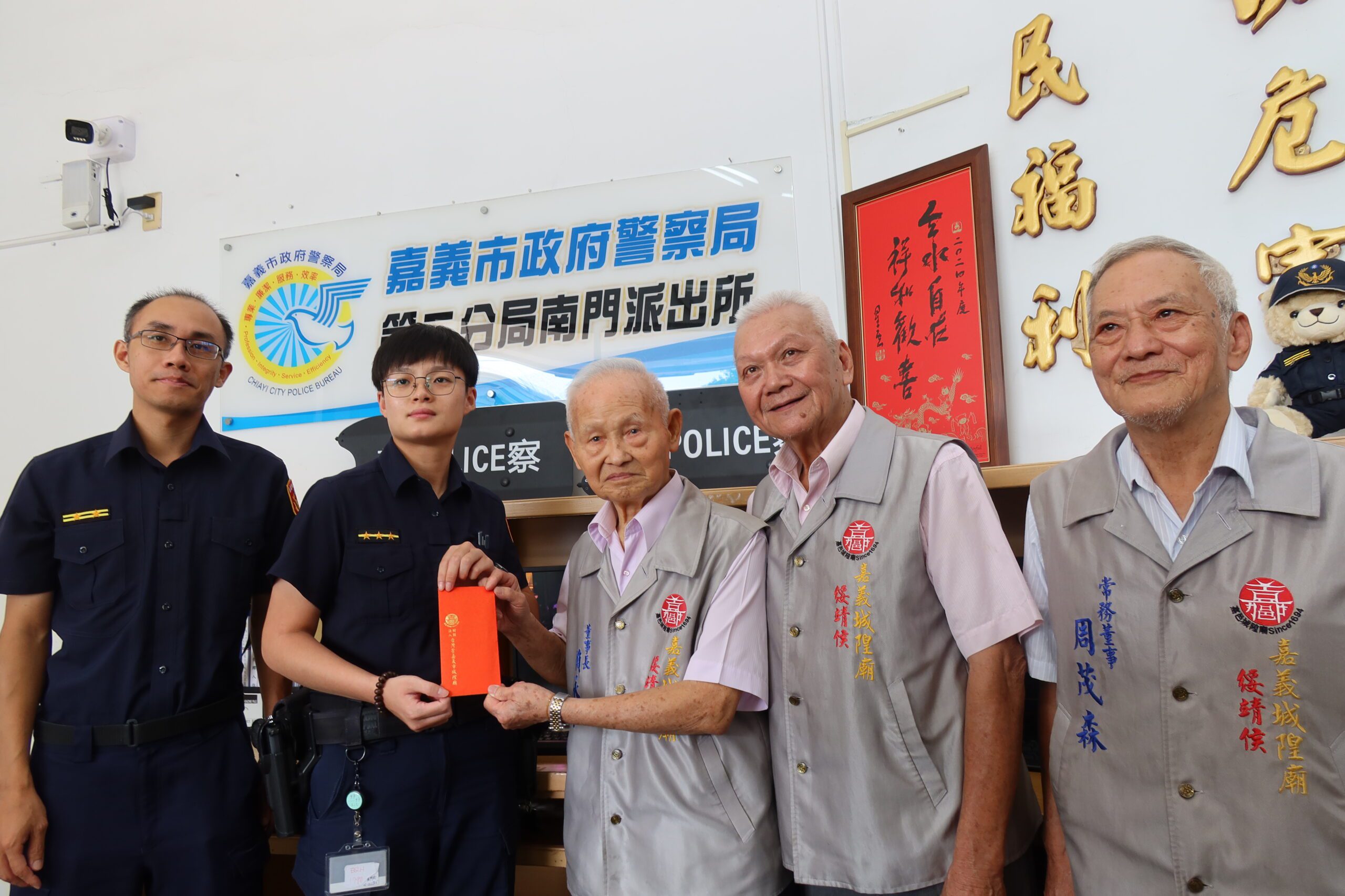 太歲頭上動土　女子城隍廟假借參拜行竊遭逮　廟方致贈獎金感謝警方