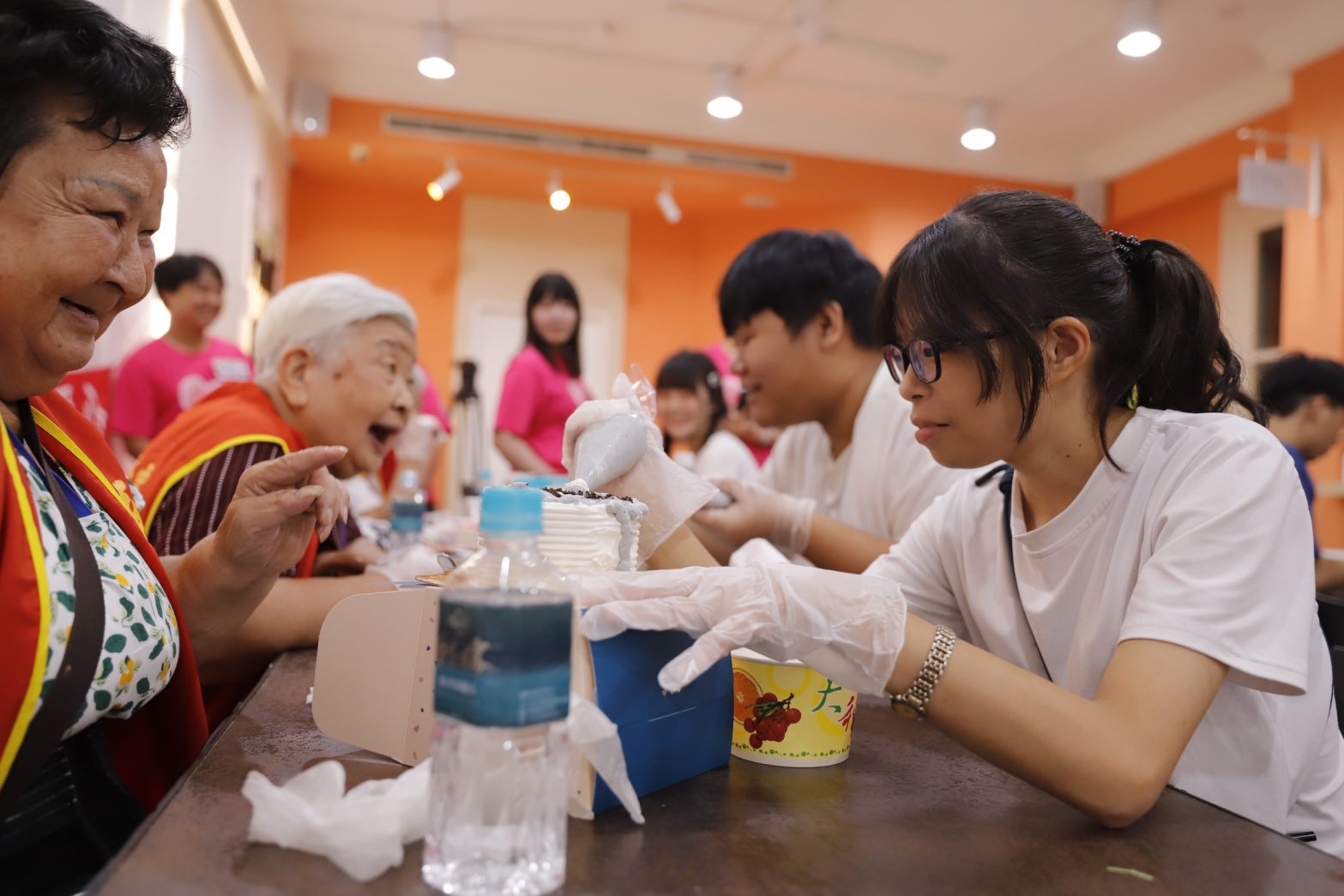 華山基金會攜手培力園慶祝祖父母節 　少年「愛流目油」逗樂阿嬤破涕為笑