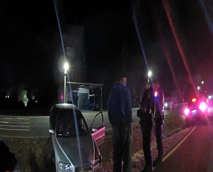 民眾駕車掉排水溝卡頓 和美警深夜分工助脫困 民眾駕車掉排水溝卡頓 和美警深夜分工助脫困