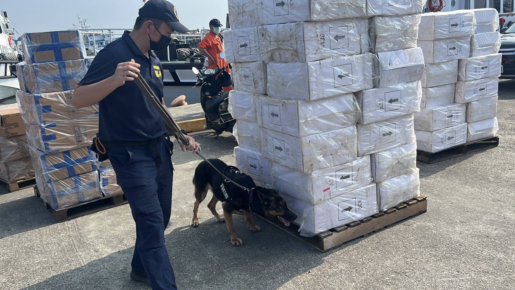 保三總隊第二大隊與海巡署艦隊，邊境攔截4千萬元私運肉品及菸品。