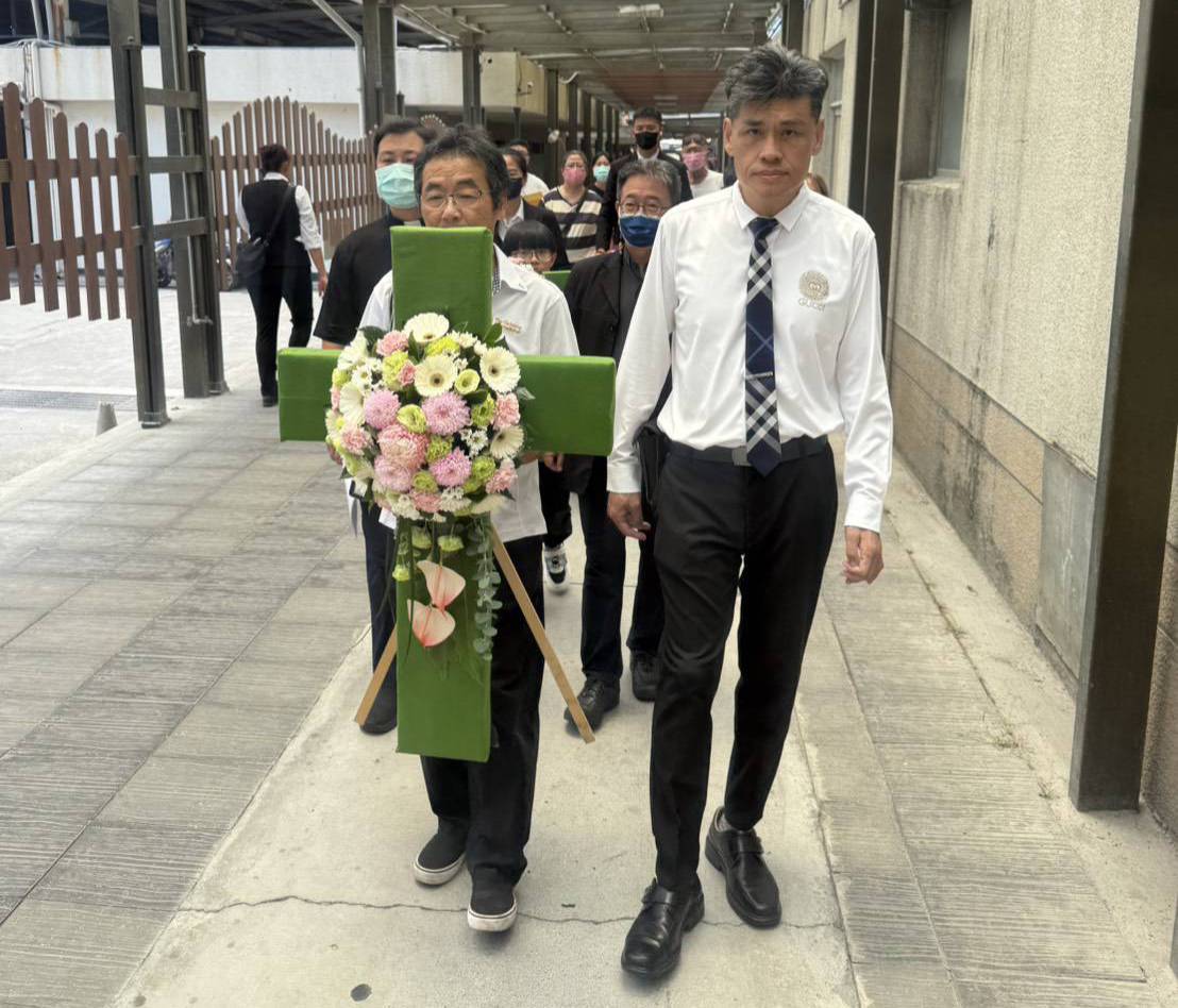高雄一名父親癌末病逝,留下一名12歲兒子,陳紀孝(右)無償協助辦理後事。