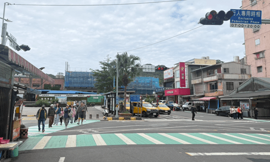 瑞芳首處　火車站前對角行穿線及行人專用時相　行車更順、 過馬路更安全
