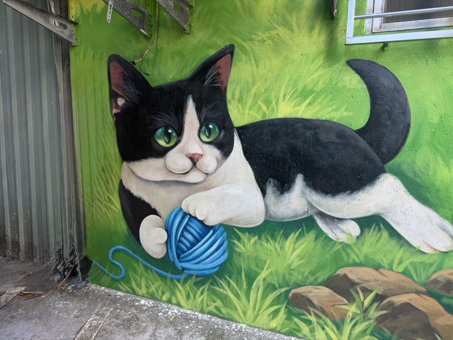 灰暗後巷轉生海底花卉世界 巷弄間彩繪出毛孩的派對 灰暗後巷轉生海底花卉世界 巷弄間彩繪出毛孩的派對