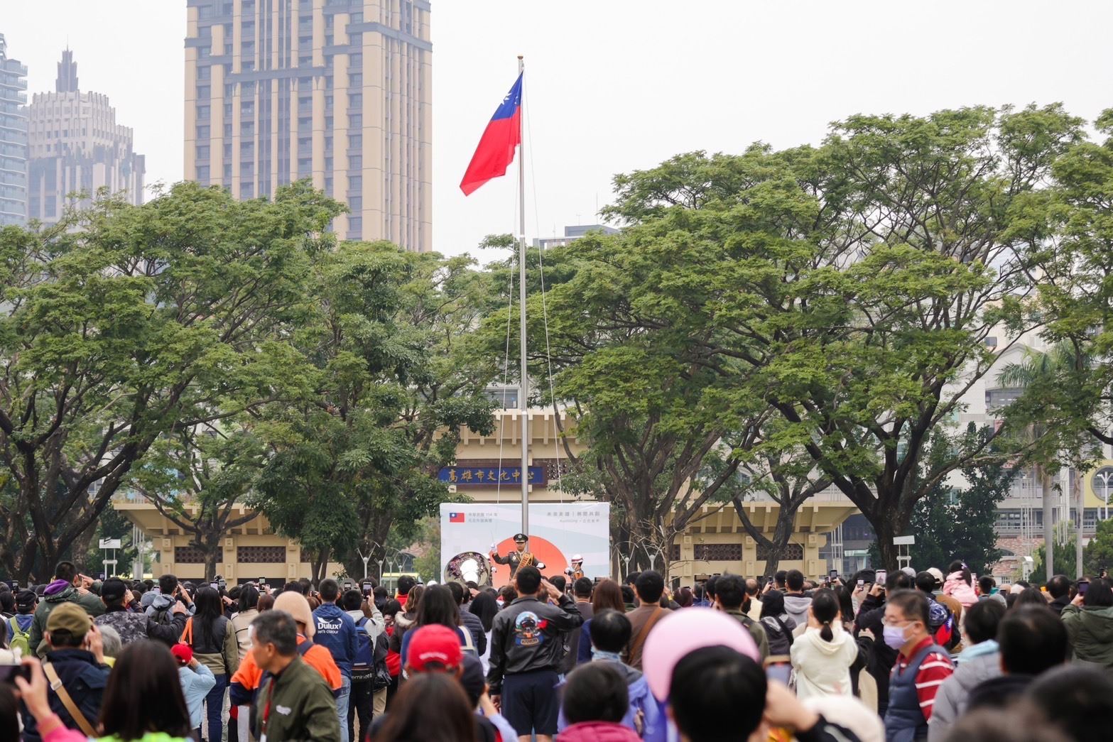 高雄市各界慶祝114年元旦升旗　陳其邁：克服萬難 迎向未來　加快高雄進步腳步