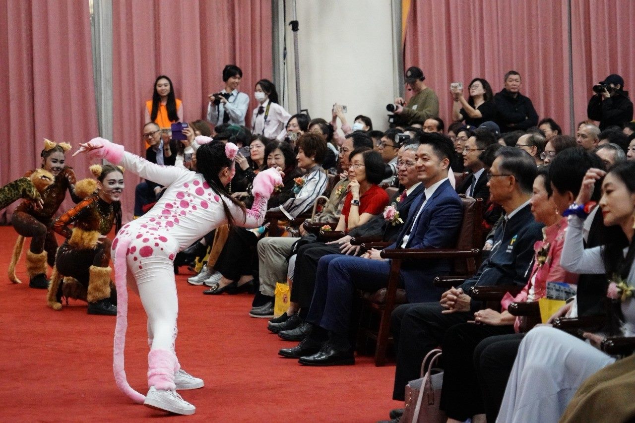 蔣萬安獻唱華岡藝校50週年校慶　讚學生表演媲美百老匯