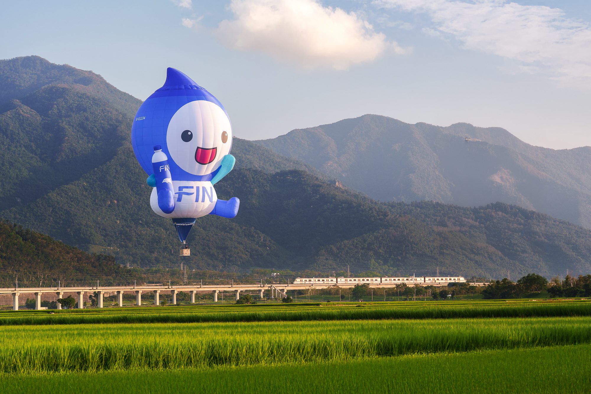 熱氣球嘉年華7/5登場　30公尺超萌巨星「FIN水寶」搶眼亮相