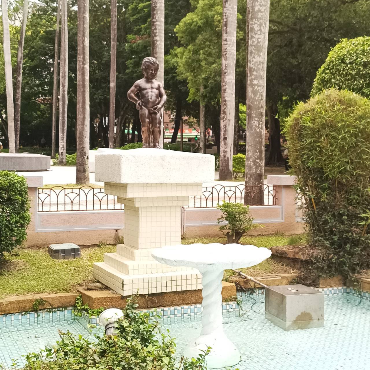 嘉義公園尿尿小童穿棒球新衣　「有事青年」超有創意串聯棒球魂與城市記憶