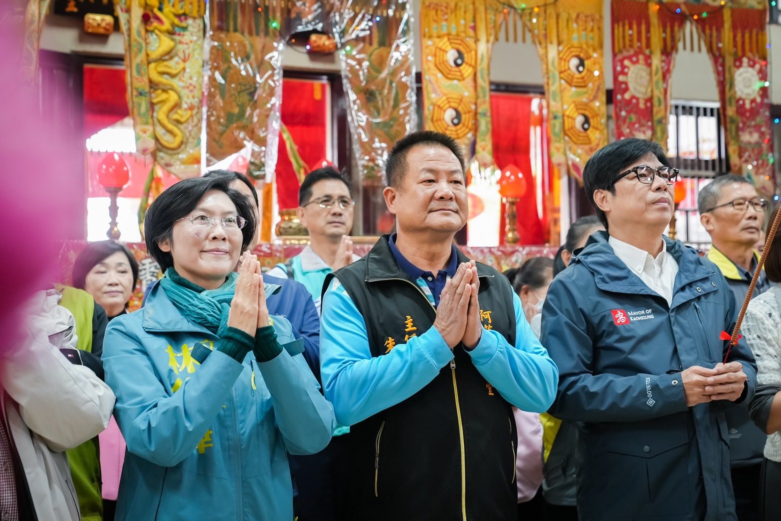 初八參拜阿蓮薦善堂發小紅包　林岱樺與民眾熱情互動