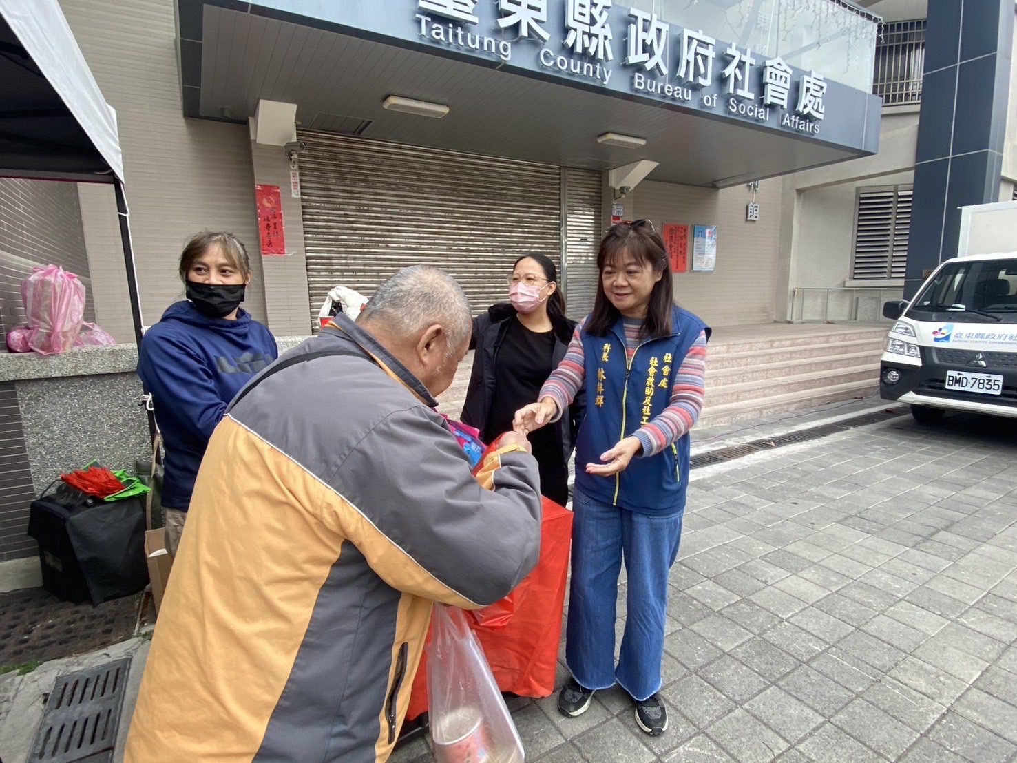 服務不打烊！臺東縣府春節發暖暖包、熱食　讓街友感受關懷