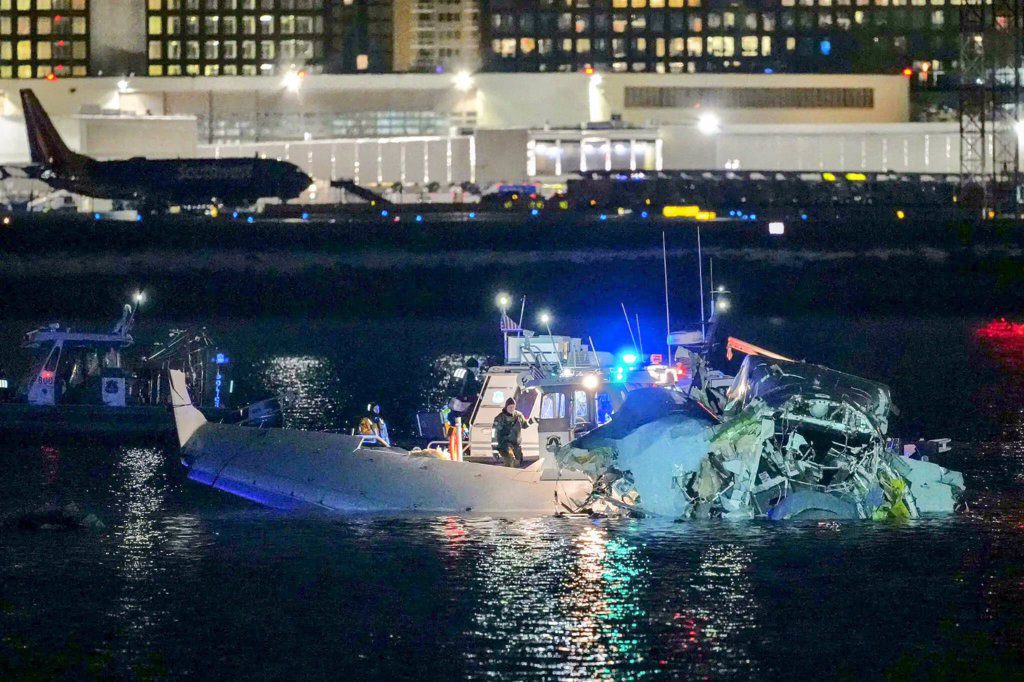 華府驚傳空難！客機與黑鷹直升機相撞墜河　外交部查有無國人