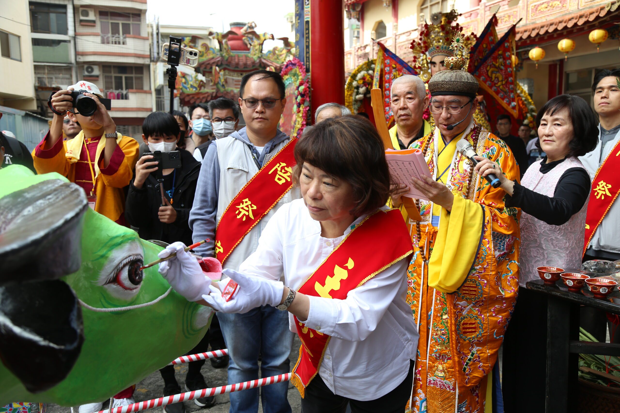 大天宮五穀王廟恢復百年「迎春禮」　嘉義市長黃敏惠為芒神、春牛點睛