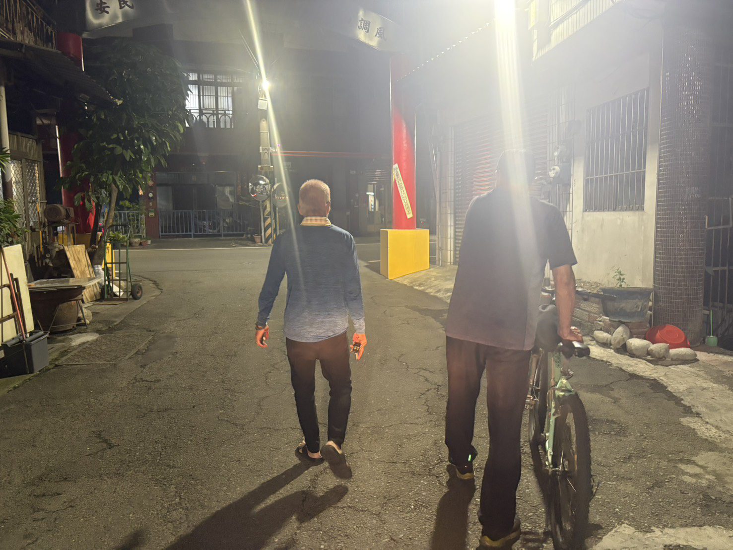 員林警化身「暖心護送員」 陪迷途老翁平安返家 員林警化身「暖心護送員」 陪迷途老翁平安返家