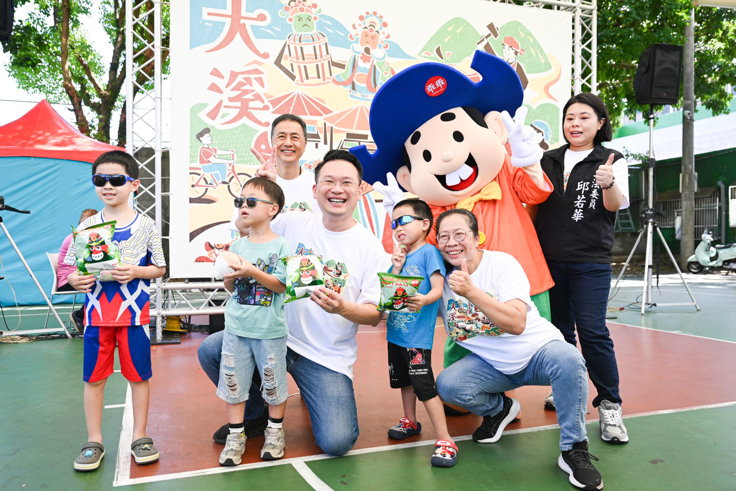 桃園大溪「憶起溪鬧趣」揭幕　蘇俊賓：全台唯一發行「關公乖乖」超搶手