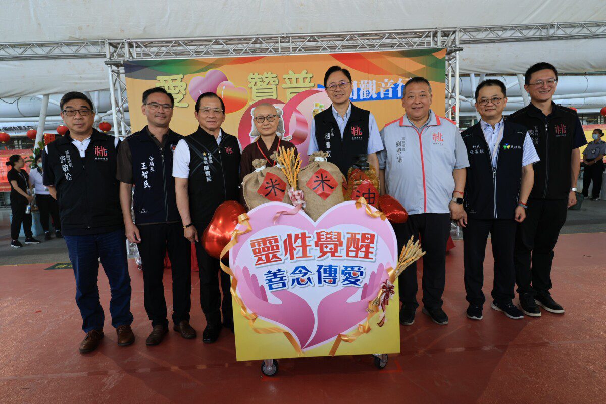 靈鷲山捐贈白米與食用油張善政市長肯定善舉