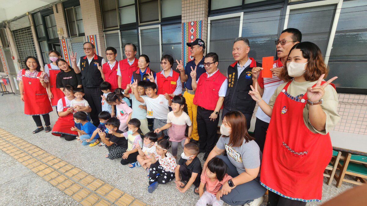 花蓮縣長徐榛蔚陪同內政部長劉世芳 前往光復鄉立幼兒園關懷馬太鞍堰塞湖收容鄉親