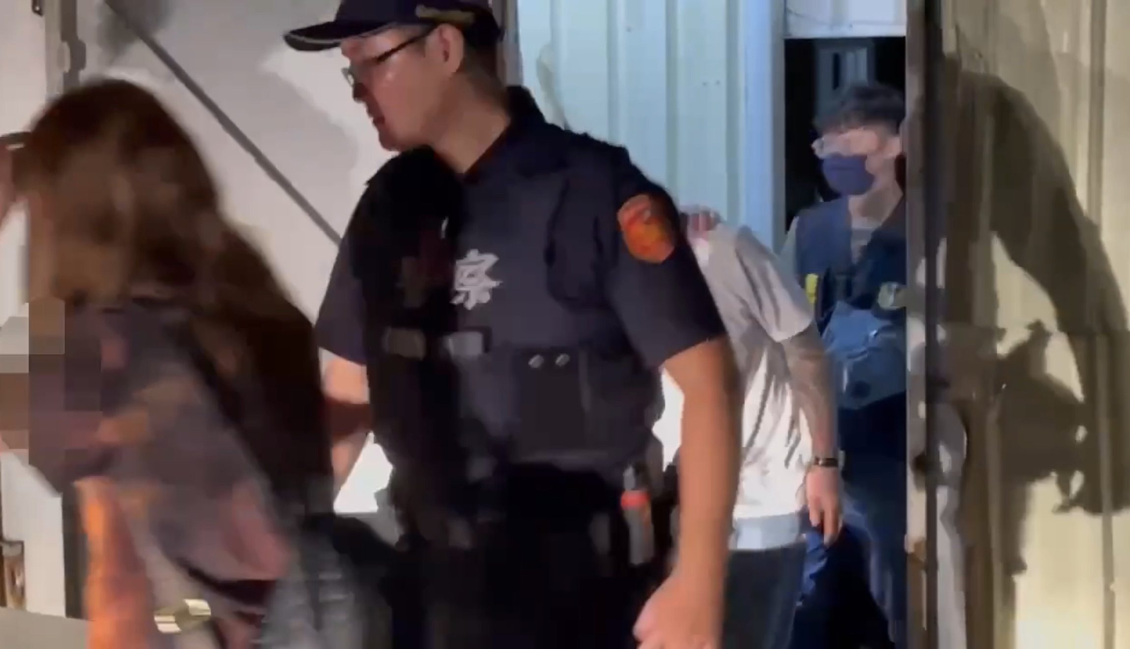 歇業小吃部成越式毒趴樂園 警攻堅逮38人送辦 歇業小吃部成越式毒趴樂園 警攻堅逮38人送辦