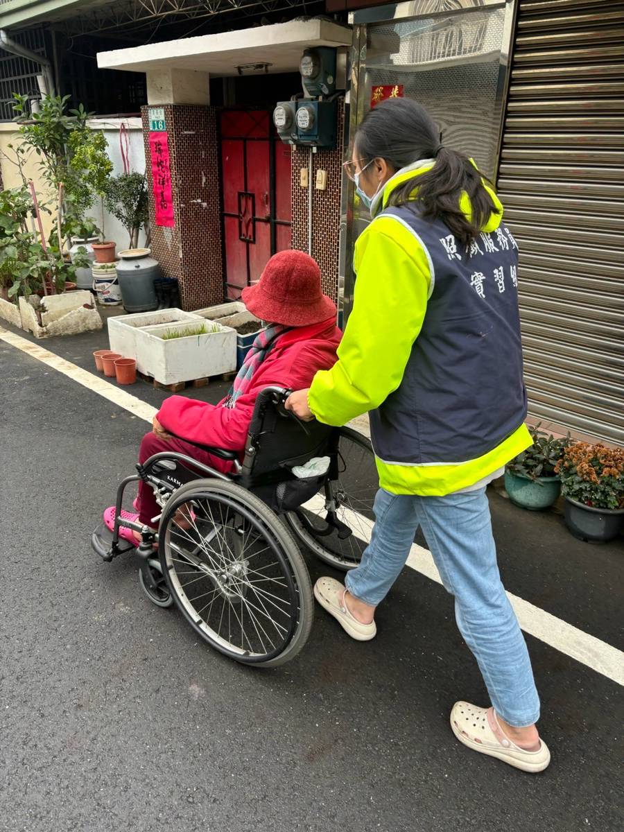 「助人又就業!」 嘉義縣培訓近400位民眾取得照服員證書 「助人又就業!」 嘉義縣培訓近400位民眾取得照服員證書