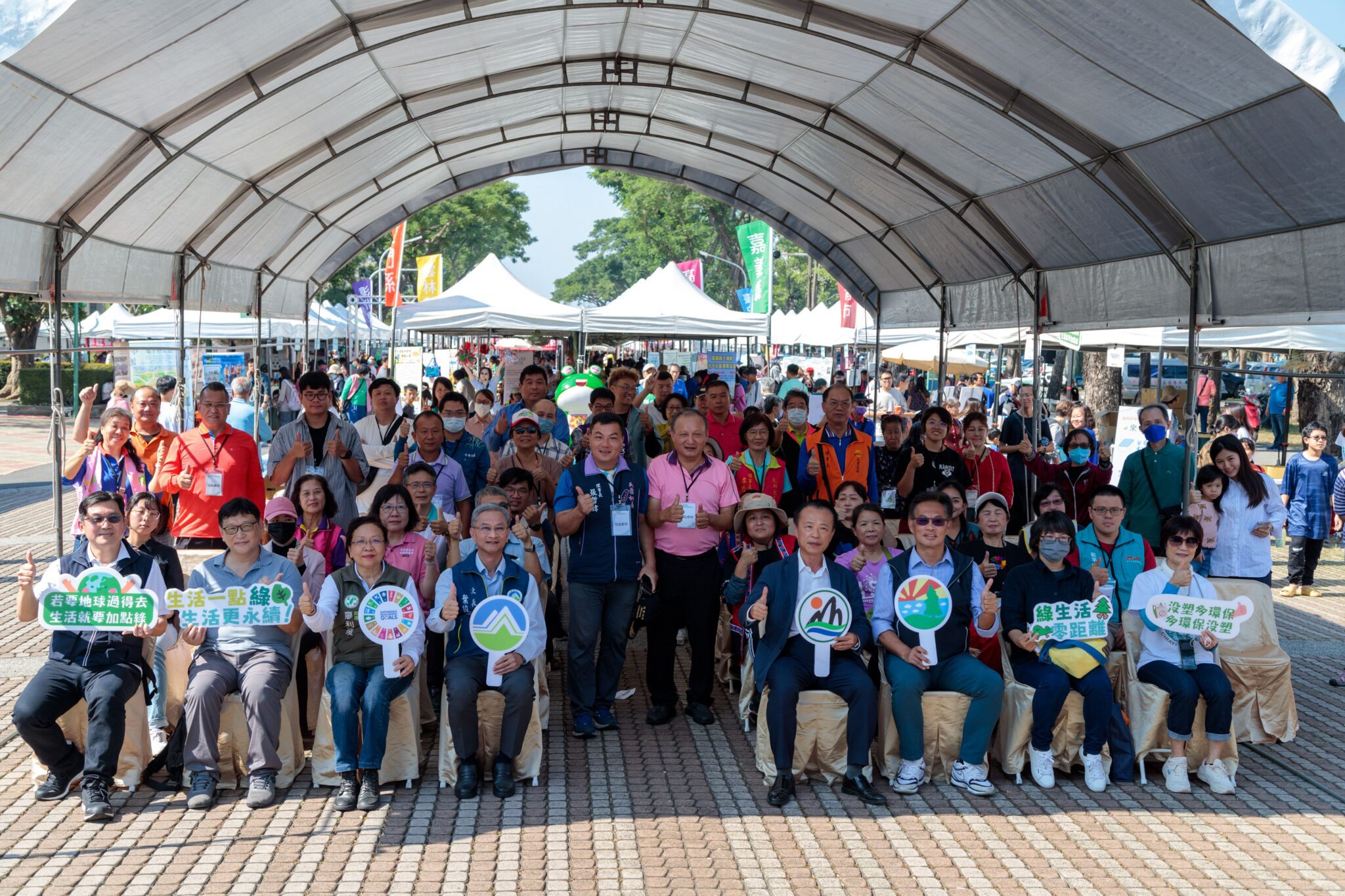 全國南區環境教育成果展　翁章梁拍賣再生家具萬元得標