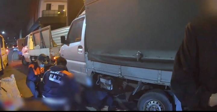 田男中槍倒地,救護人員包紥送醫。翻攝畫面