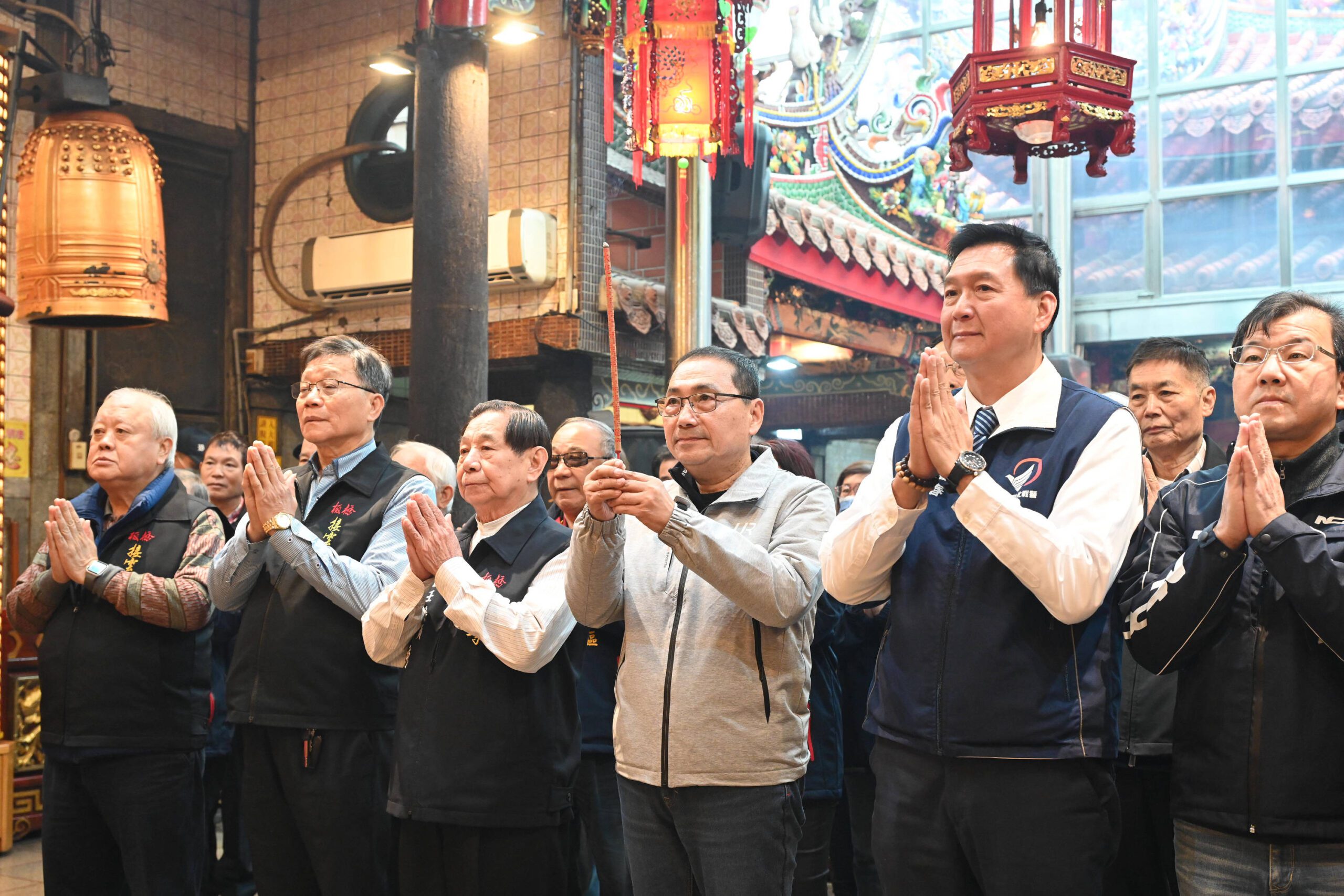 觀世音菩薩誕辰　侯友宜赴板橋接雲寺與接源堂參拜　為市民祈福