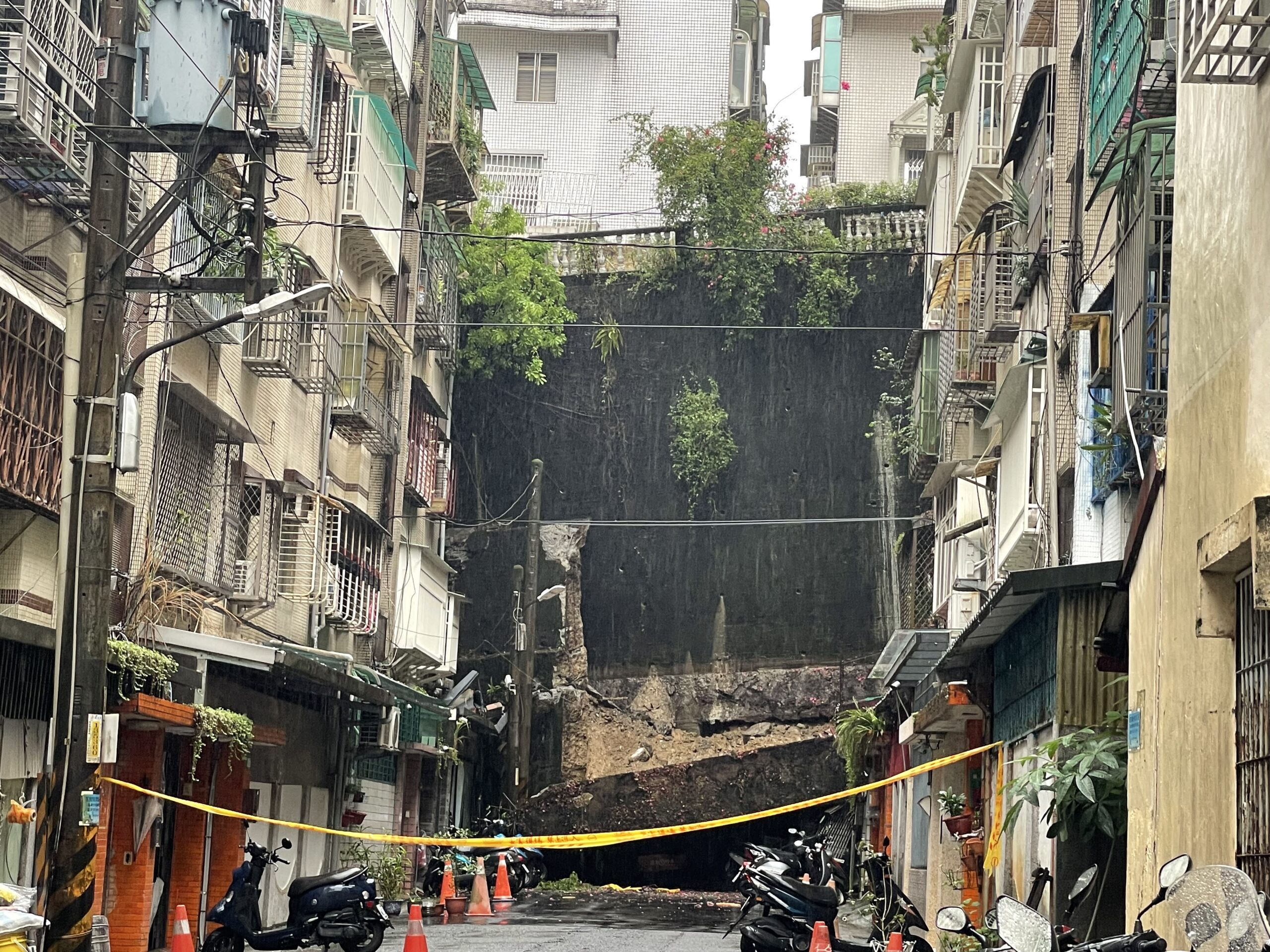 豪雨釀社區擋土牆坍塌急撤108人 侯友宜勘災:盡速恢復居民正常生活 豪雨釀社區擋土牆坍塌急撤108人 侯友宜勘災:盡速恢復居民正常生活