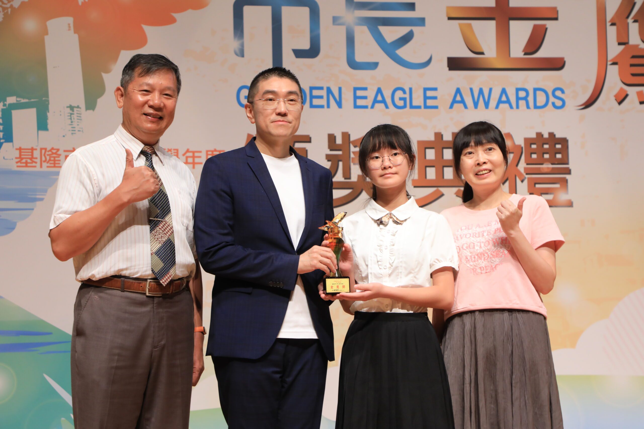 謝國樑頒發金鷹獎勉畢業生展翅高飛　肯定學子多元卓越表現