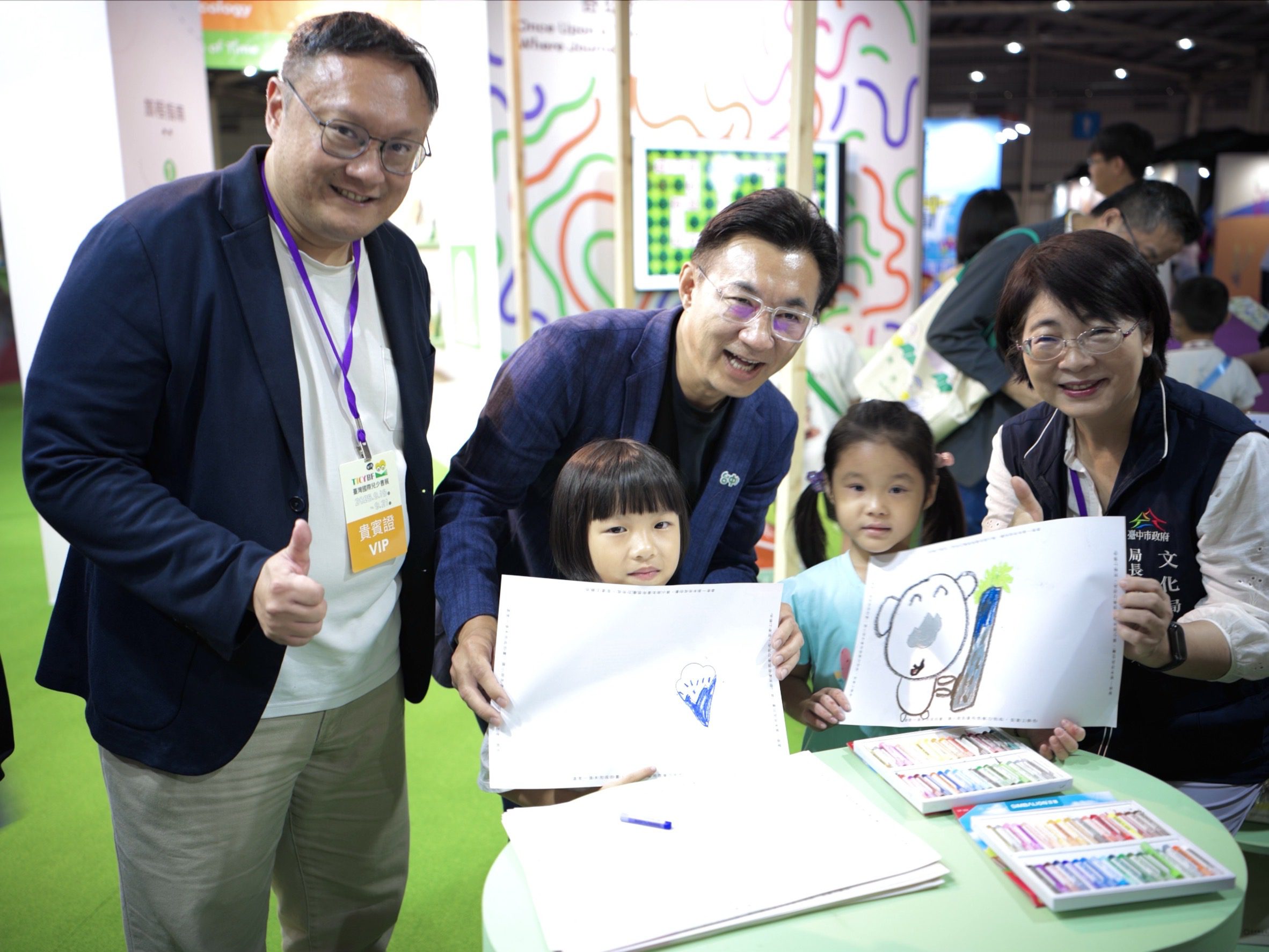 首屆兒少國際書展閉幕倒數!台中文學貢獻獎得主甘耀明驚喜現身 鄭副市長化身書迷購書 首屆兒少國際書展閉幕倒數!台中文學貢獻獎得主甘耀明驚喜現身 鄭副市長化身書迷購書