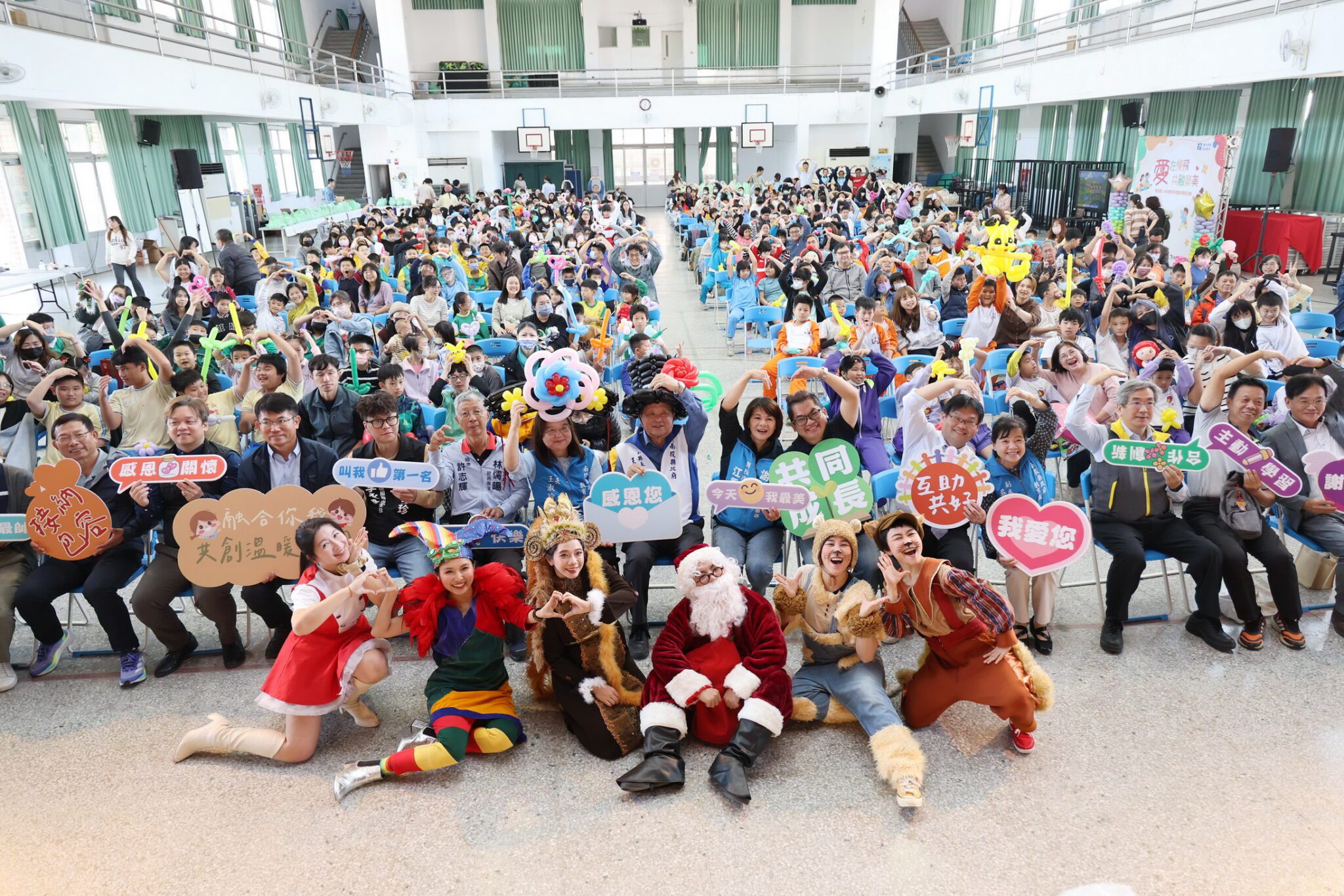 慢飛天使歡聚慶耶誕　投縣王副縣長　溫馨送禮獻祝福