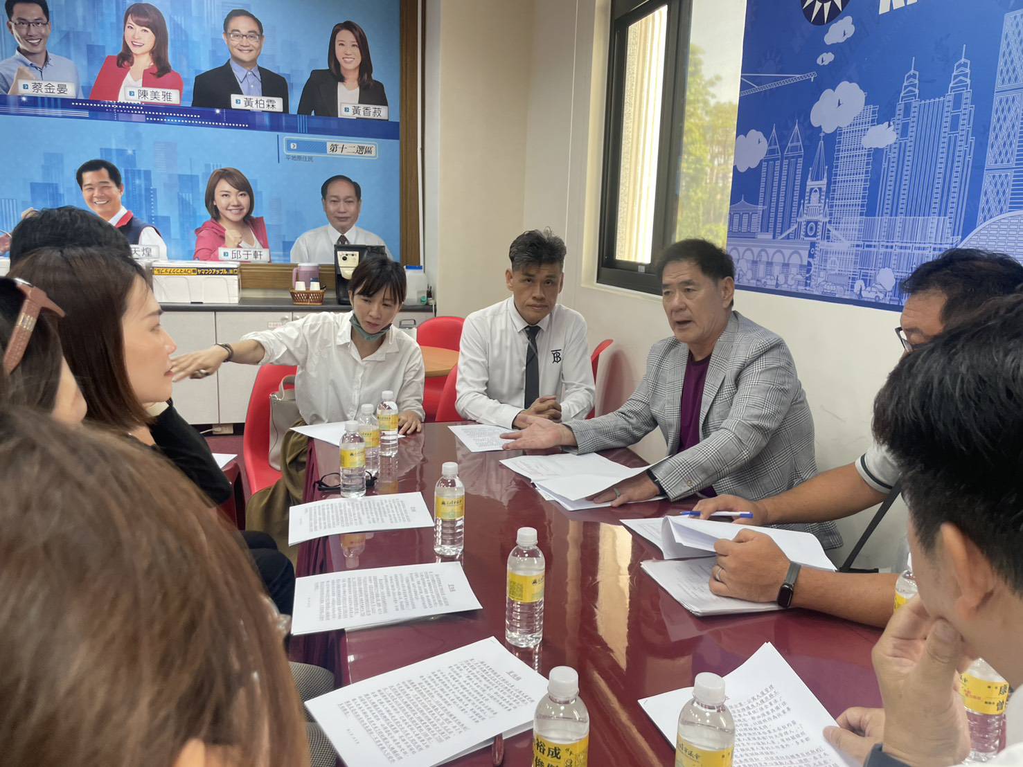 高雄市保全公會理事長陳紀孝(中)及公寓大廈公會理事長陳苑娜(左3),率公會成員多人向劉德林(右3)陳情。