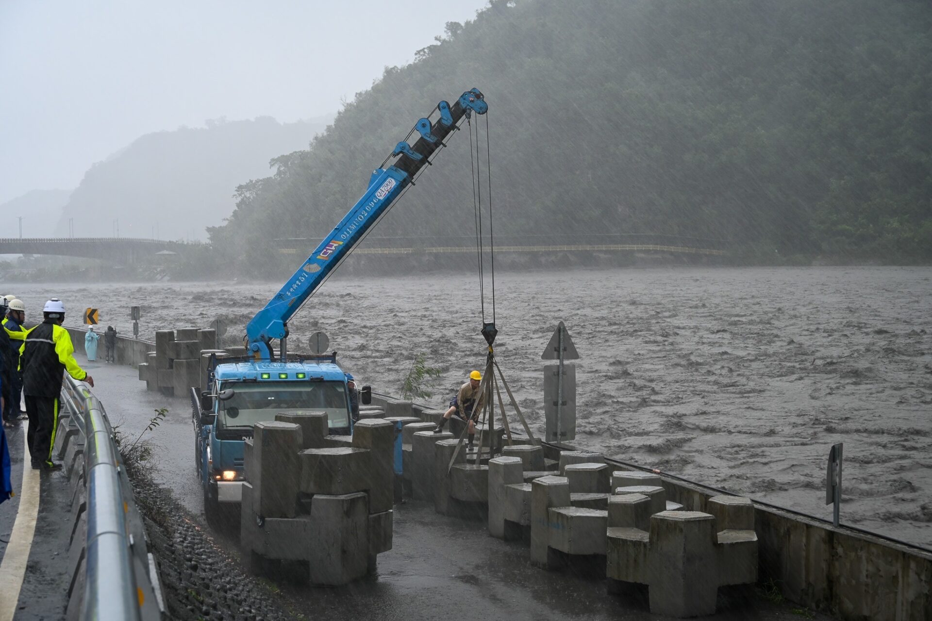 豪雨致太麻里溪水暴漲　臺東縣長饒慶鈴視察加強防災措施