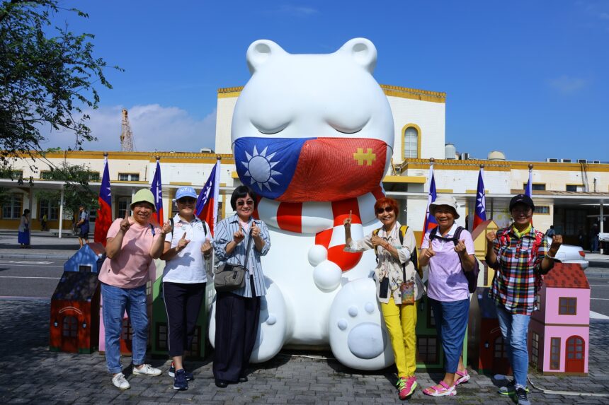 嘉義市旗海飄揚　大白熊揪「熊粉」來嘉迎接國慶、賞美景