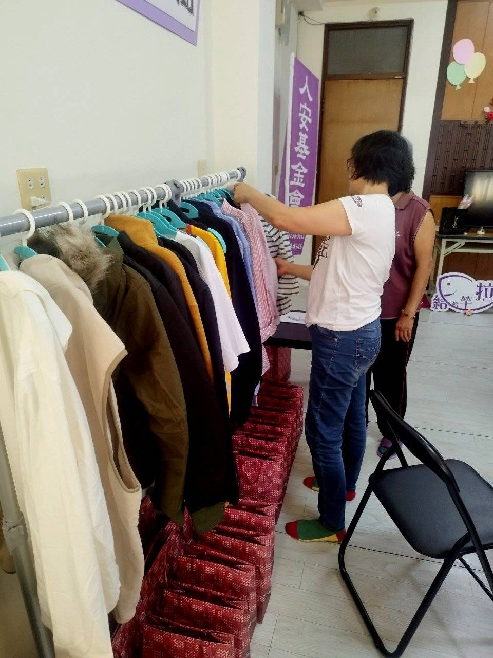 ▲ 人安基金會台南站準備新品服飾歡渡溫馨母親節。(圖/人安基金會提供)