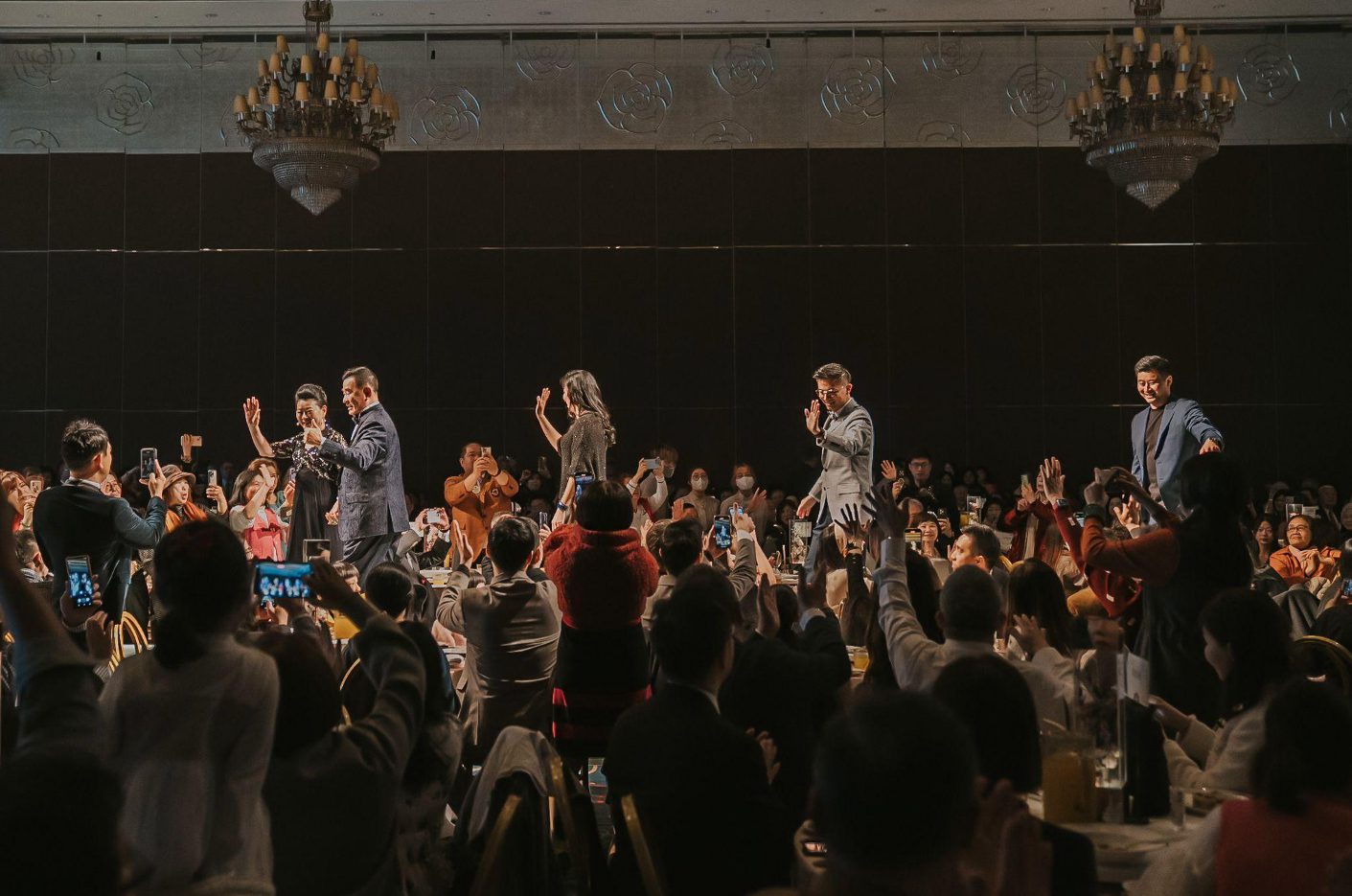 ▲典華創辦人林齊國先生與夫人符玉鸞女士，帶領三位子女們迎接祝福進場。圖片來源／典華幸福機構