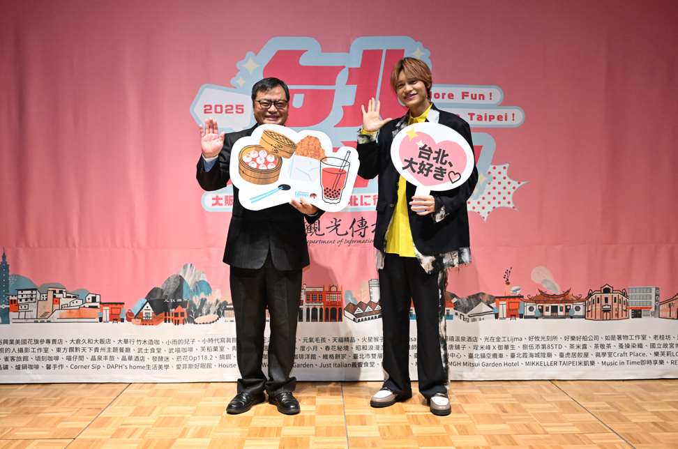 ▲ 觀傳局副局長薛秋火向日本旅客推薦臺北的觀光魅力,並帶來大阪世博會順遊臺北優惠方案,邀請全世界旅客領略雙城魅力。(圖/北市觀傳局)